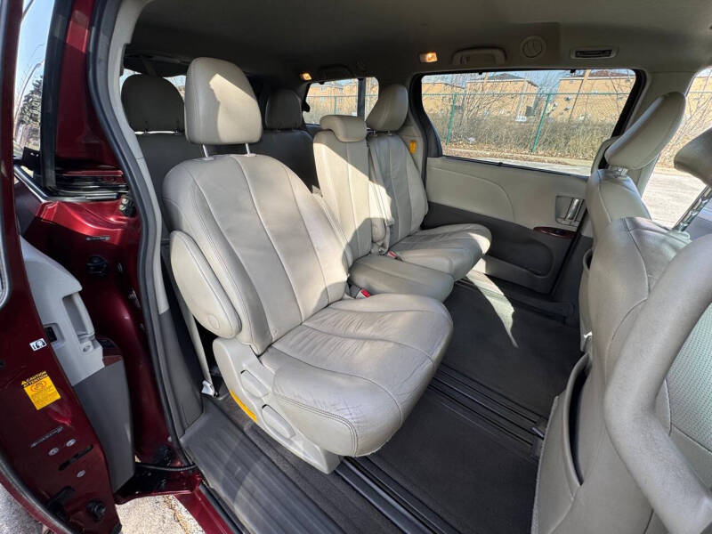 2014 Toyota Sienna XLE photo 18