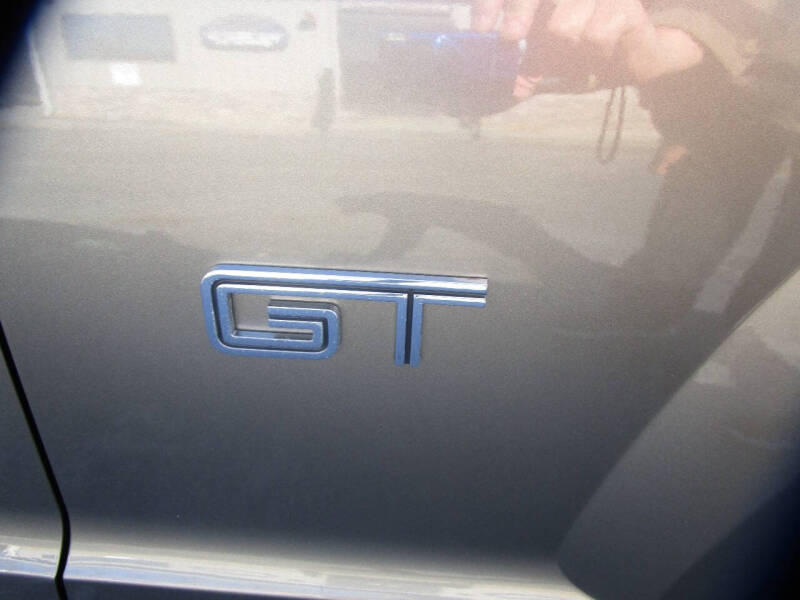 2005 Ford Mustang GT Deluxe