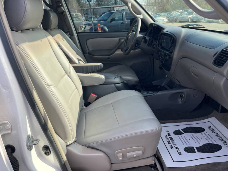 2004 Toyota Sequoia SR5