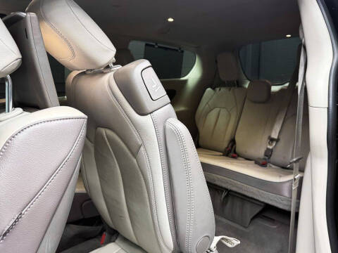 2017 Chrysler Pacifica Touring-L Plus