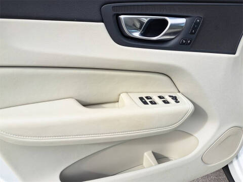 2024 Volvo XC60 B5 Core Dark Theme