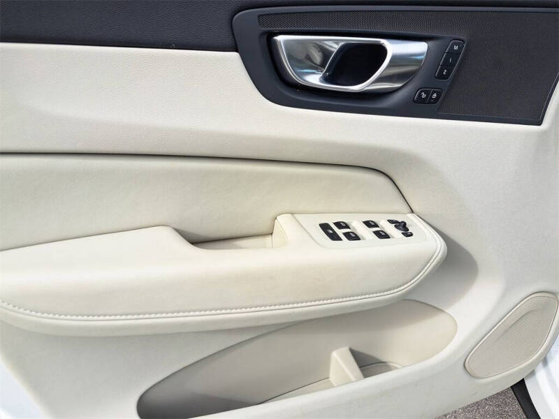 2024 Volvo XC60 B5 Core Dark Theme