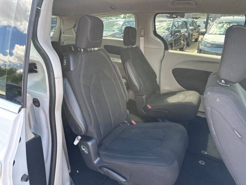 2024 Chrysler Voyager LX