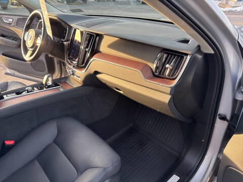 2023 Volvo XC60 B5 Plus Dark Theme