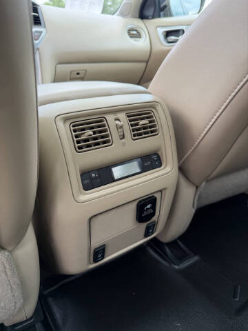 2017 Nissan Pathfinder SL