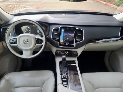 2017 Volvo XC90 T6 Momentum