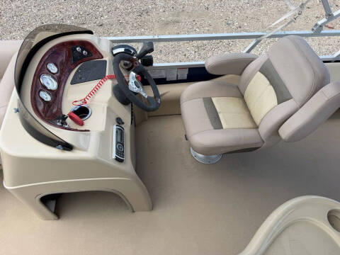2014 Tracker MARINE FISHIN BARGE