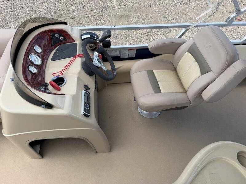 2014 Tracker MARINE FISHIN BARGE