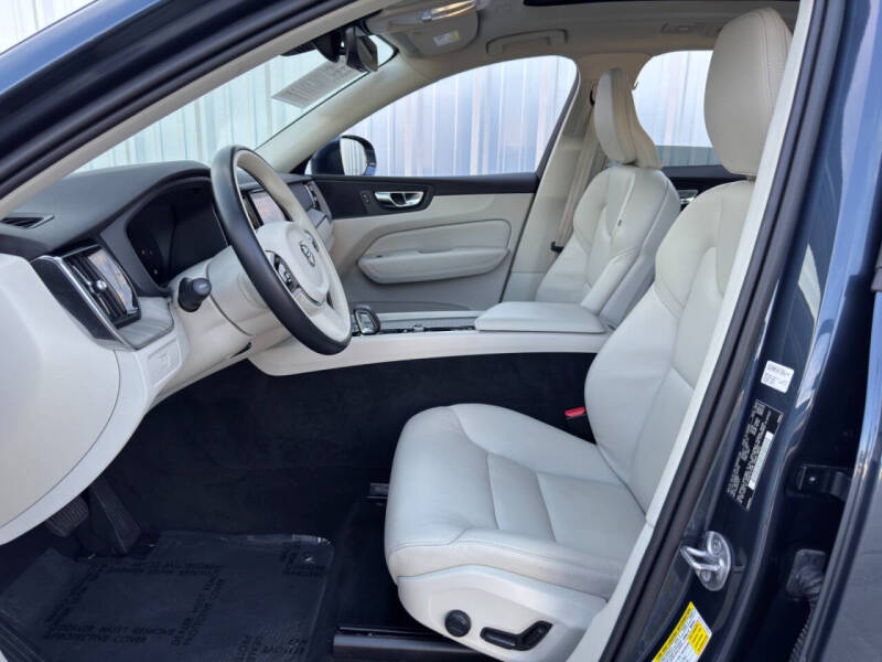 2023 Volvo XC60 B5 Plus Bright Theme