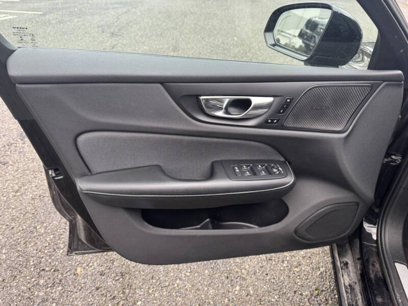 2022 Volvo S60 Recharge T8 R-Design Black Edition