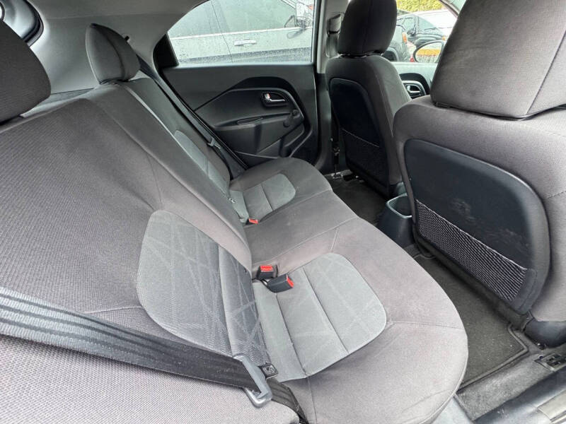 2016 Kia Rio 5-Door LX