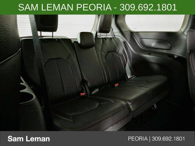 2027 Chrysler Pacifica Select