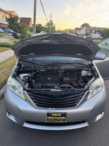 2011 Toyota Sienna LE 7-Passenger Auto Access Seat