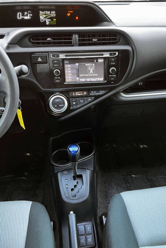 2015 Toyota Prius c Two photo 19