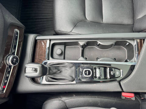 2016 Volvo XC90 T6 Momentum