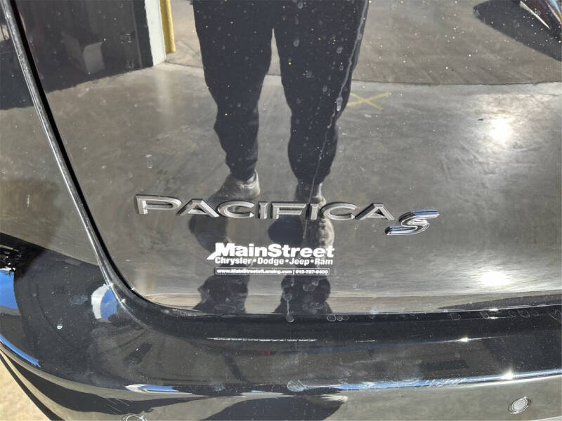 2026 Chrysler Pacifica Select