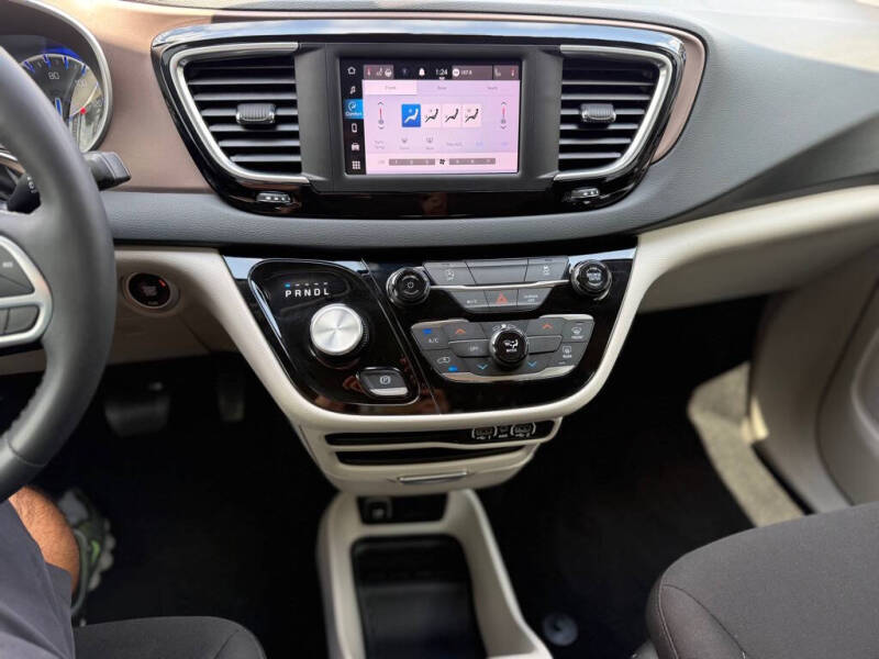 2023 Chrysler Voyager LX