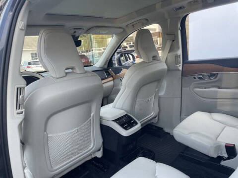 2022 Volvo XC90 T6 Momentum 6-Passenger
