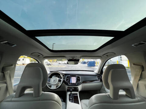 2016 Volvo XC90 T6 Momentum