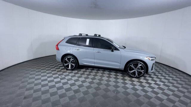 2025 Volvo XC60 B5 Ultra Dark Theme