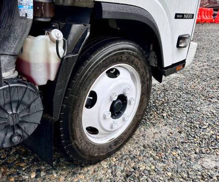 2015 Isuzu NRR  23' Flatbed + Lift Gate