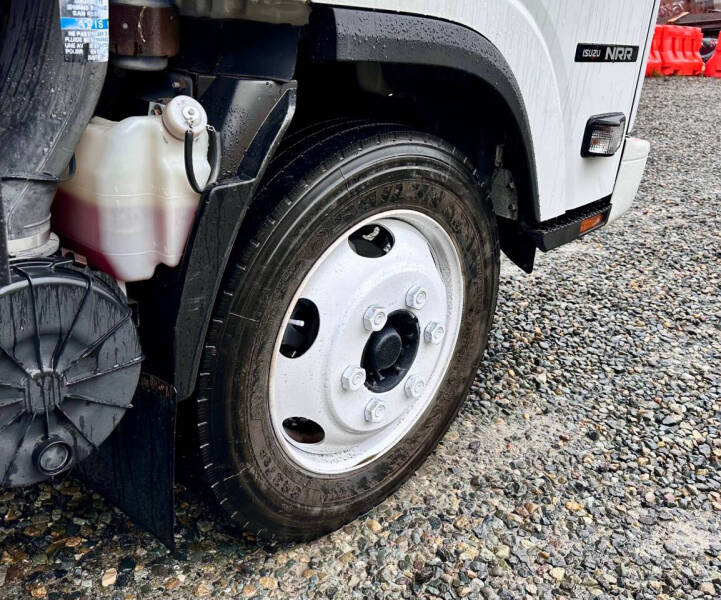 2015 Isuzu NRR  23' Flatbed + Lift Gate