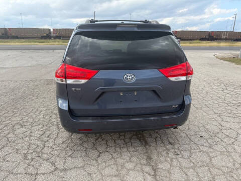 2014 Toyota Sienna XLE 7-Passenger Auto Access Seat