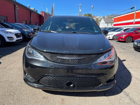 2019 Chrysler Pacifica for sale at John Warne Motors in Canonsburg PA