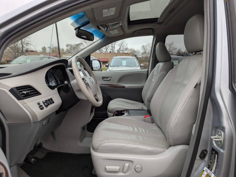 2014 Toyota Sienna XLE 7-Passenger Auto Access Seat