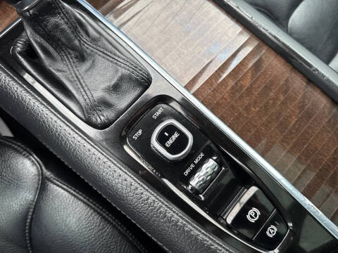 2016 Volvo XC90 T6 Momentum