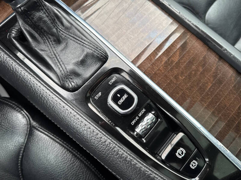 2016 Volvo XC90 T6 Momentum