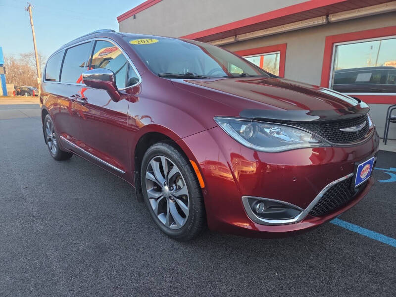 2017 Chrysler Pacifica Limited's photo