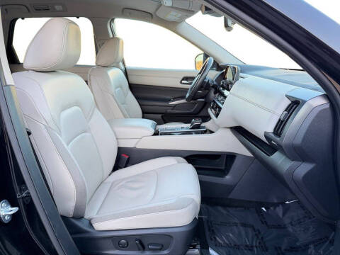 2024 Nissan Pathfinder SL