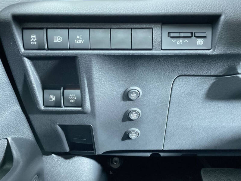 2025 Toyota Sienna XLE 7-Passenger