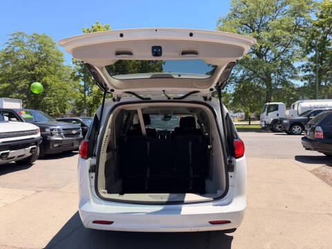 2023 Chrysler Voyager LX