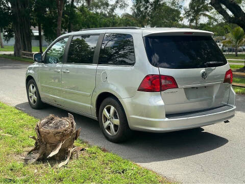 2011 Volkswagen Routan SE