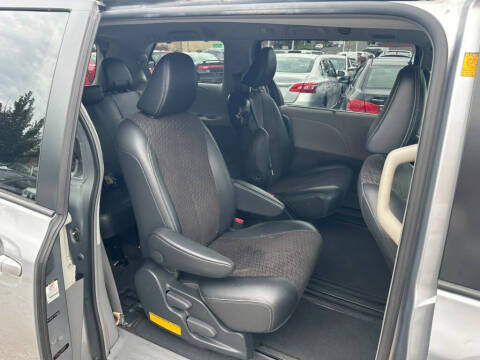 2012 Toyota Sienna SE 8-Passenger