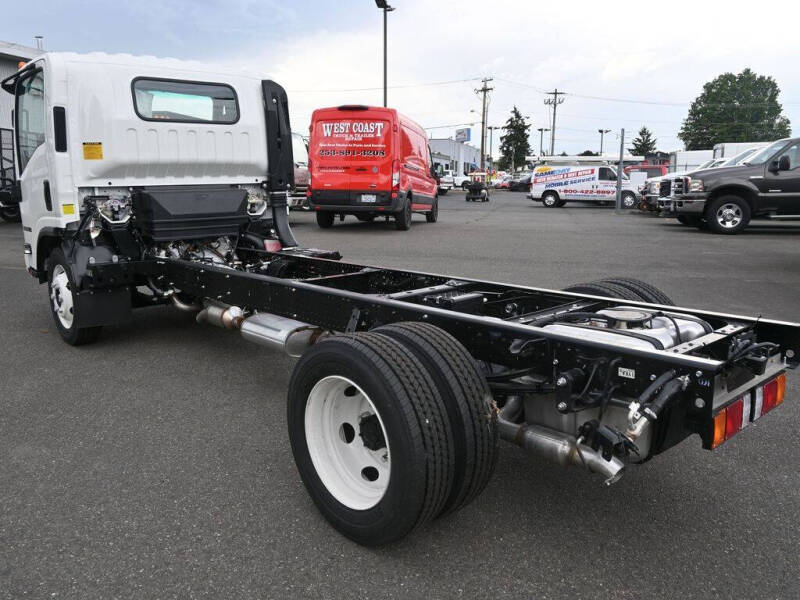 2024 Isuzu NPR HD 1F3