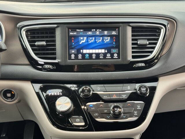 2020 Chrysler Voyager LX