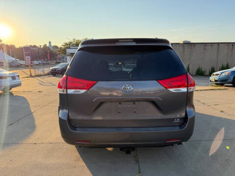 2011 Toyota Sienna LE 7-Passenger
