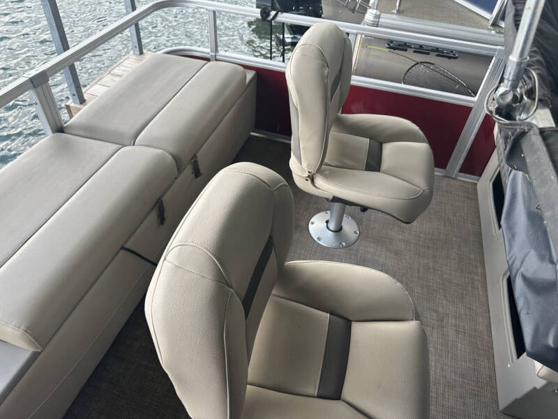 2022 Sun Tracker 24 DLX