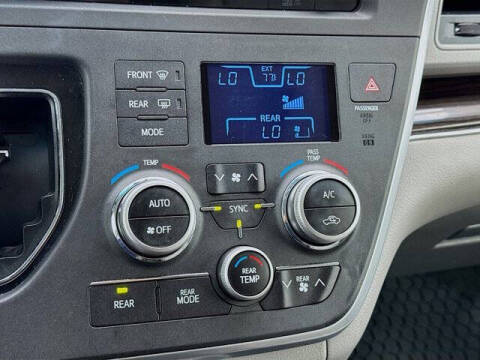 2015 Toyota Sienna XLE 7-Passenger Auto Access Seat