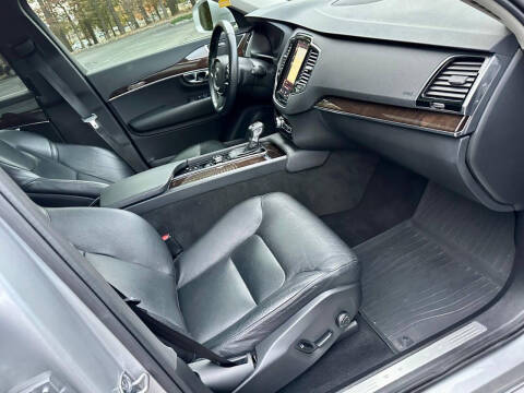 2016 Volvo XC90 T6 Momentum