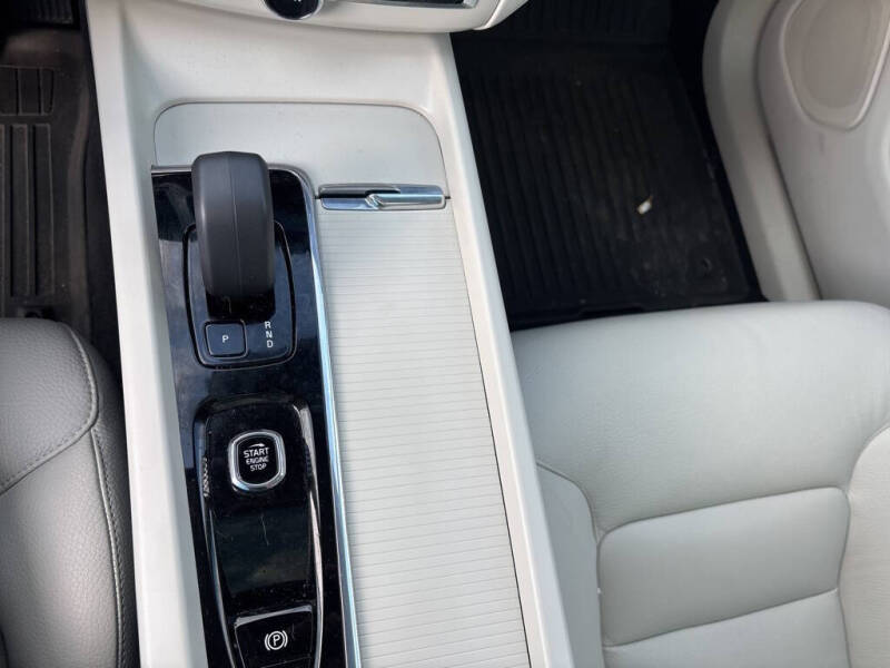 2024 Volvo XC60 B5 Core Dark Theme