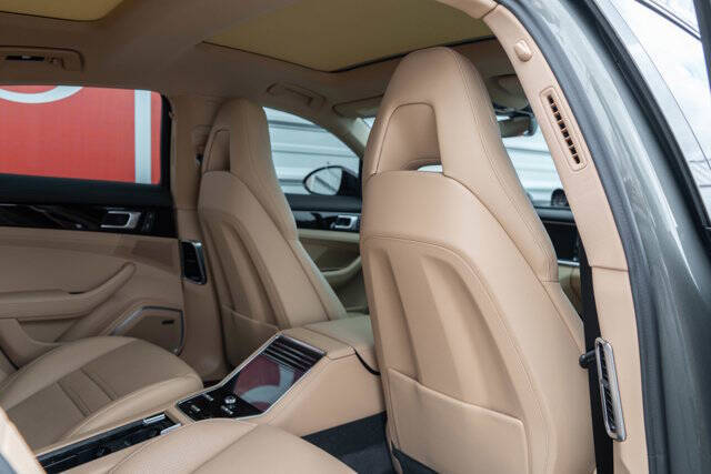 2022 Porsche Panamera 31