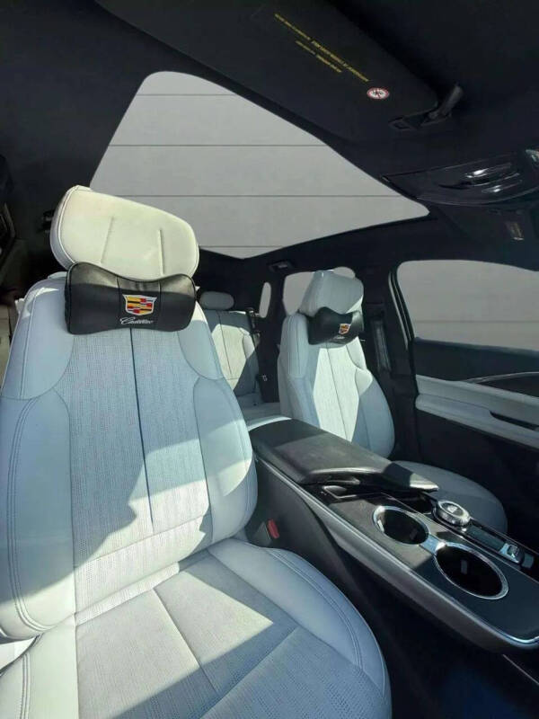 2024 Cadillac LYRIQ Luxury 1