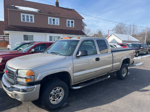 2004 GMC Sierra 2500HD for sale at Holiday Auto Sales in Grand Rapids MI