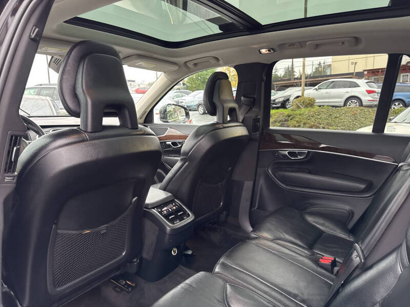 2016 Volvo XC90 T6 Momentum