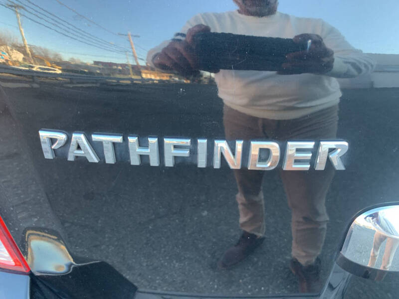 2011 Nissan Pathfinder LE