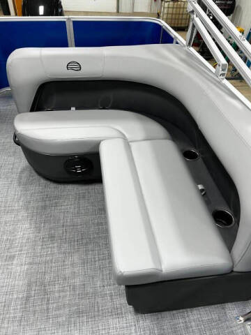2026 Sun Tracker Party Barge 18 DLX